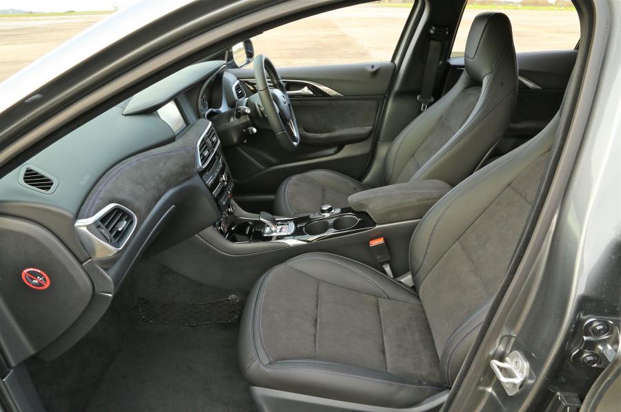  Infiniti Q30S 2.2d AWD 2016 года  (UK) (фото 21 из 25)